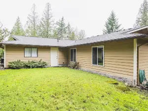 Hillside Cottage w/ Chef's Kitchen miles from Seattle