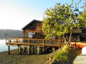 Charming Beach Cabin Nestled in Quartermaster Harbor