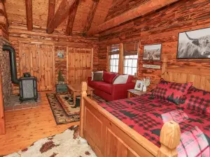 Beautiful Adirondack Log Cabin on Lake Sacandaga with Hot Tub