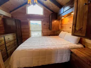 B3 New Awesome Tiny Home with AC Mountain Views Minutes to Skiing Hiking Attractions