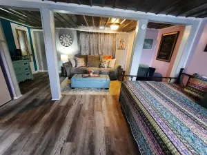 #1 PET FRIENDLY! PONTOON/KAYAKS AVAILABLE! STUDIO CONDO CLOSE TO TOWN & MARINA!