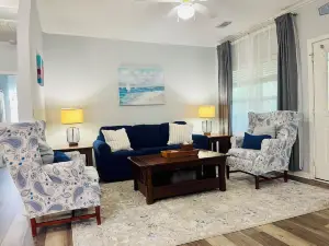 2nd Floor Walk-up.  Close to Wedding Venues, Restaurants and More!