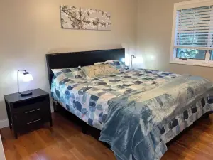 Lakefront 9 bedroom house sleeps 21+