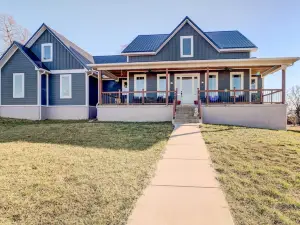 Spacious Farmhouse Near Hikes and Waterfalls