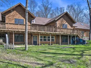 Raccoon River Retreat: Indoor Pool & Outdoor Fun!