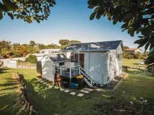 Oakura Circle - Authentic Kiwi Bach by the Beach