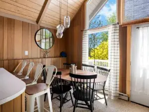 Cabin HotTub, FirePit, Grill, Deck, Playset, WiFi