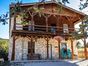 Leakey River Rental, relax in the peaceful hill country or cool off in the river