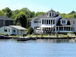 Sunrise Bay - Lakefront home,🌞rise view & walk to beach w/boat dock