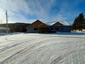 River Escape! Spacious 5-bedroom house on the river. 500 ft from trail access!