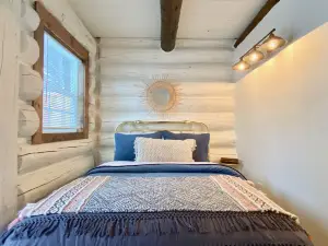Ski In/Ski Out Luxury Cabin, next to Chair 3, hot tub, sleeps 6, fireplace and AC