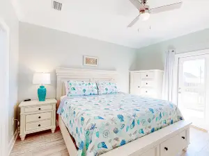 Dog-friendly home with Gulf views, washer/dryer & central AC
