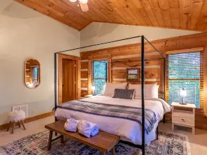 Cozy Log Cabin with Hot Tub and Scenic Views - Charming Mountain Haven