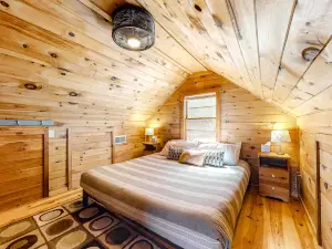Lakefront cottage with deck, patio, firepit, AC & W/D - secluded location