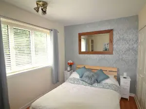 Large Balcony Apartment - Town & Races -2 Dbl Beds