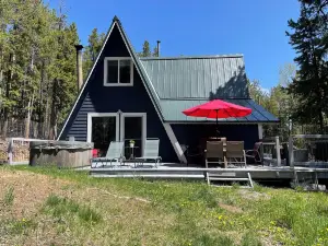 Mountain Bliss is a Quiet Mountain Retreat, Sleeps 7, Hot Tub, Pet Friendly