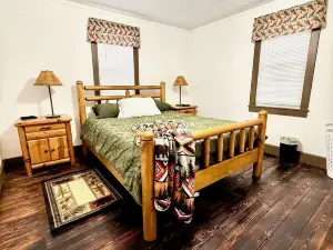 Cozy river front log cabin close to, Seneca Rocks, Dolly Sods, Spruce Knob