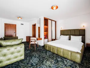 Alexander Resort
