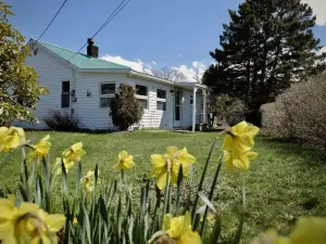 Hill House is a Seaside Cottage, 25 Min from Downtown Halifax. Fully Winterized