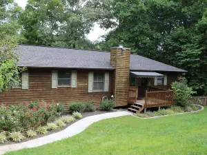 Lakefront 5 BR Vacation Home w/Large Private Dock-  Only 12 Steps  to the lake!
