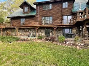 Escape to your mountain retreat, minutes from Buffalo National River