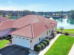 "Hook, Wine, and Sinker" Large 5-bed lakefront villa-pool, hot tub, and courts