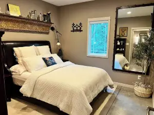 Charming Cottage on the Edge – Peaceful Retreat Near Steamboat Rock