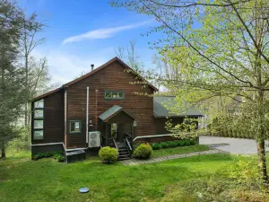 Lakefront Dock Hottub Pooltable Kayaks 75 TV