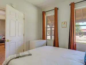 โฮมสเตย์ในอีลอยซ์ระหว่างวันหยุดพร้อมการเข้าถึงสระว่ายน้ำและลานหน้าบ้าน!