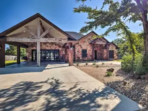 College Station Getaway w/ Pool Table + Bar!