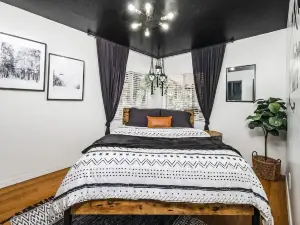 The Lookout: A Romantic Boho Getaway • A/C - Pet Friendly!