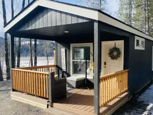 Cozy cabin with gazebo, gas fire pit and hot tub