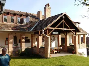 Room in Farmhouse - Rustic Charm - Two Bedroom Suite 8601