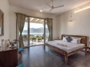 CosmicStays Afita Mohari-Solar Powered Lakehouse