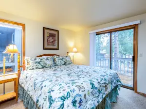 Private Hot Tub and Cozy Living Space - Charming Sunriver Retreat