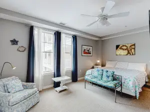 Beach condo with pool views, balcony, outdoor pool & gym