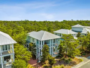 Charming Cottage with Open Living Space - Exclusive Forest Retreat