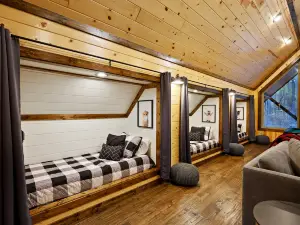 Charming Cabin with Arcade and Hot Tub - Captivating Family Retreat