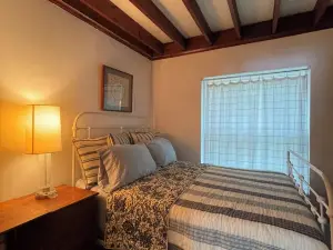 Lakefront Cottage with amazing views