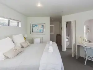Chester Cottage Beachfront - Direct Ocean Access