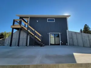 Charming 3-bedroom cabin- minutes from downtown Ennis