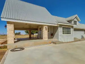 Lamesa Vacation Rental w/ Covered Patio & Fire Pit