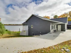 ที่พักอยู่ริมทะเลลากอมมีท่าเรือและทิวทัศน์ที่สวยงาม!