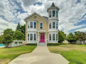 Modesto Mansion on 2 Acres - Great for Families!