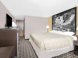 Super 8 by Wyndham Watertown