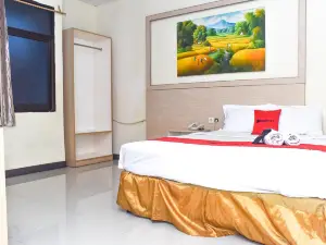 RedDoorz Plus Near Sultan Hasanuddin Airport