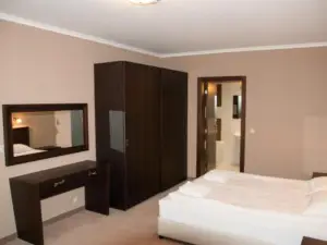 Everest Hotel