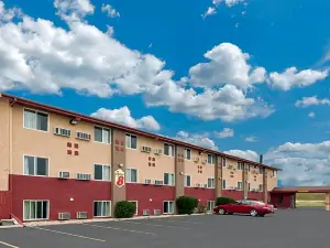 Super 8 by Wyndham Worthington Minnesota