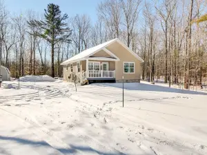 Maine Cottage with Dock and Kayaks, Near Augusta!