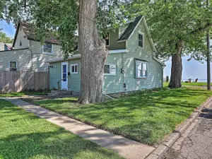 Lakefront Cottage 6 Miles to Downtown Toledo!